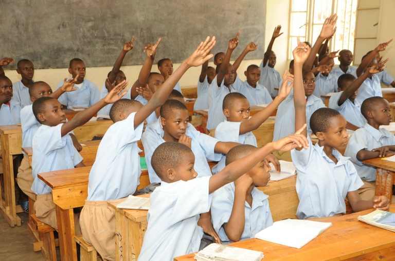 In alcune scuole ruandesi, il progetto di biogas promosso e sostenuto dal Governo fornisce energia rinnovabile per cucinare i pasti © Global Partnership for Education via Flickr