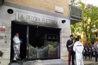 La Pecora elettrica è stata bruciata di nuovo, alla vigilia della riapertura