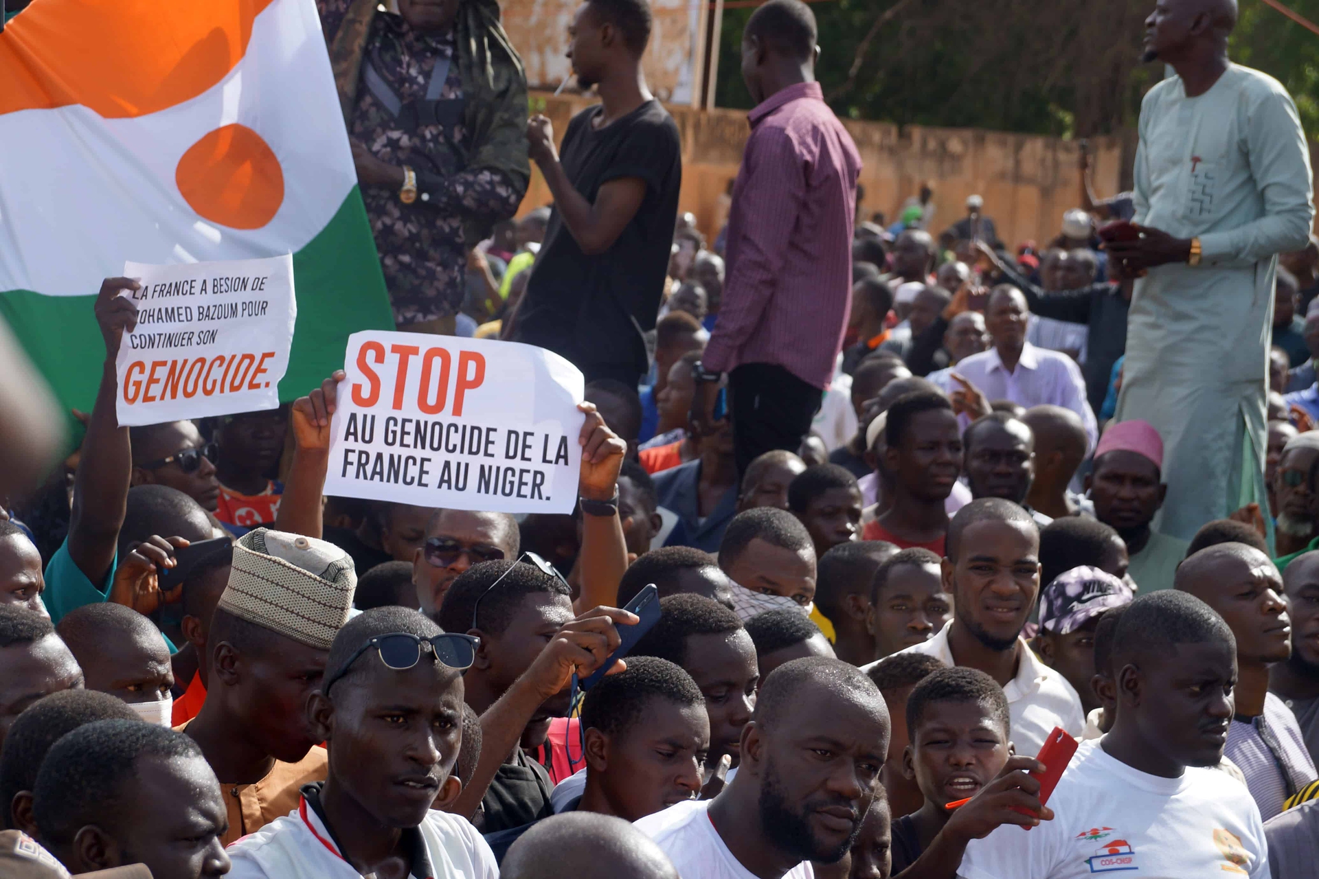Coup supporters take to the streets in Niger