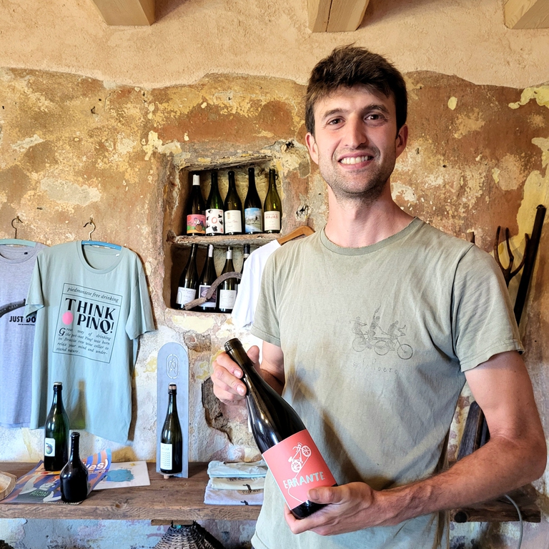 Livio Craveri, di Braccia Rese, con la bottiglia "Errante"