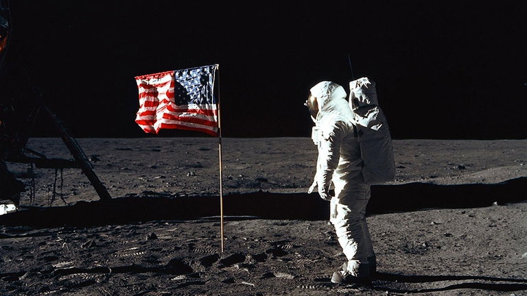 L'astronauta Buzz Aldrin sulla Luna di fronte alla bandiera americana il 20 luglio 1969