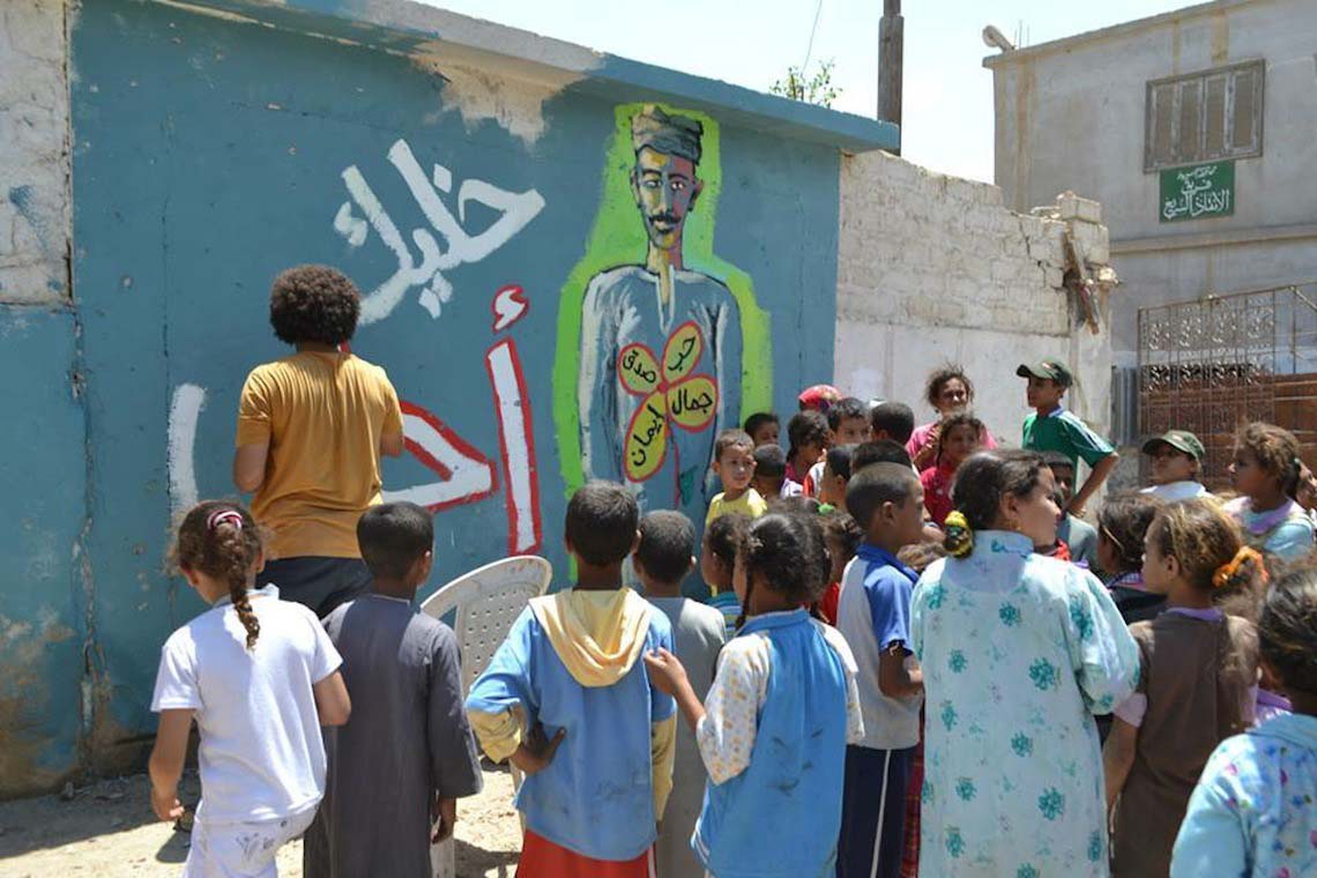 Rabab coinvolge i bambini di Luxor in un suo dipinto