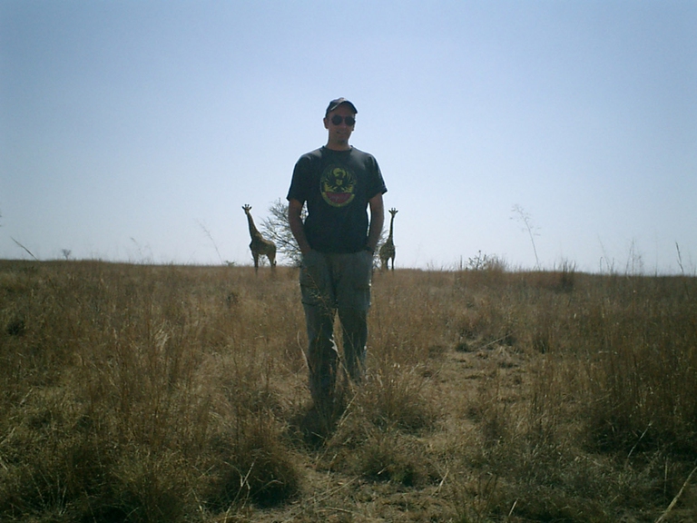 Francisco López in compagnia di due giraffe in Sudafrica nel 2005