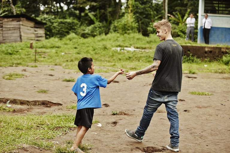 Justin Bieber a spasso con un bimbo guatemalteco