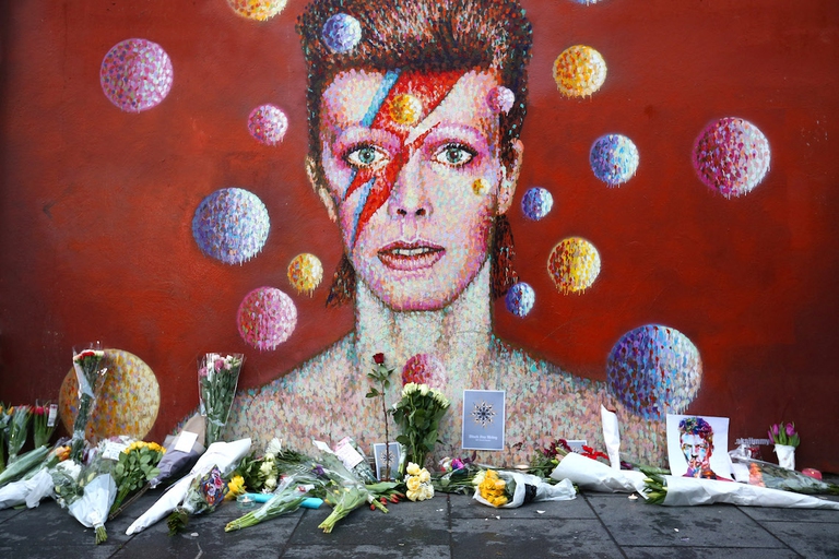 Il murales dedicato a David Bowie, una rielaborazione della copertina dell'album Alladin Sane con la famosa saetta rossa e blu sul viso del cantante.