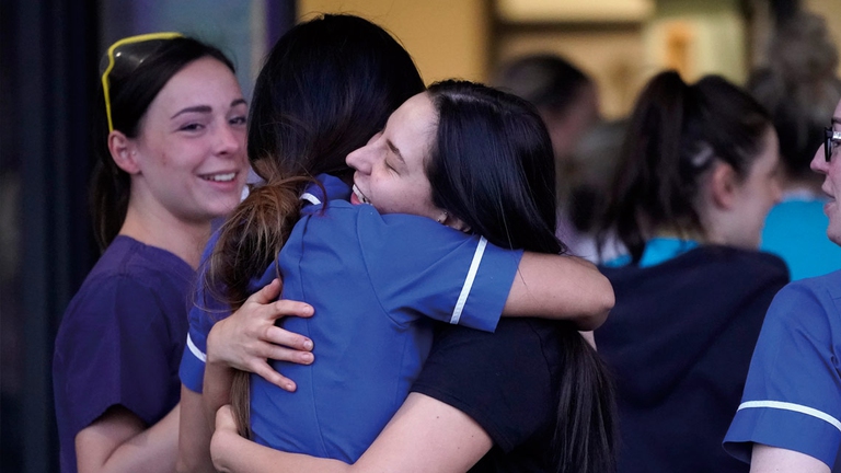 coronavirus abbraccio infermieri europa italia solidarietà