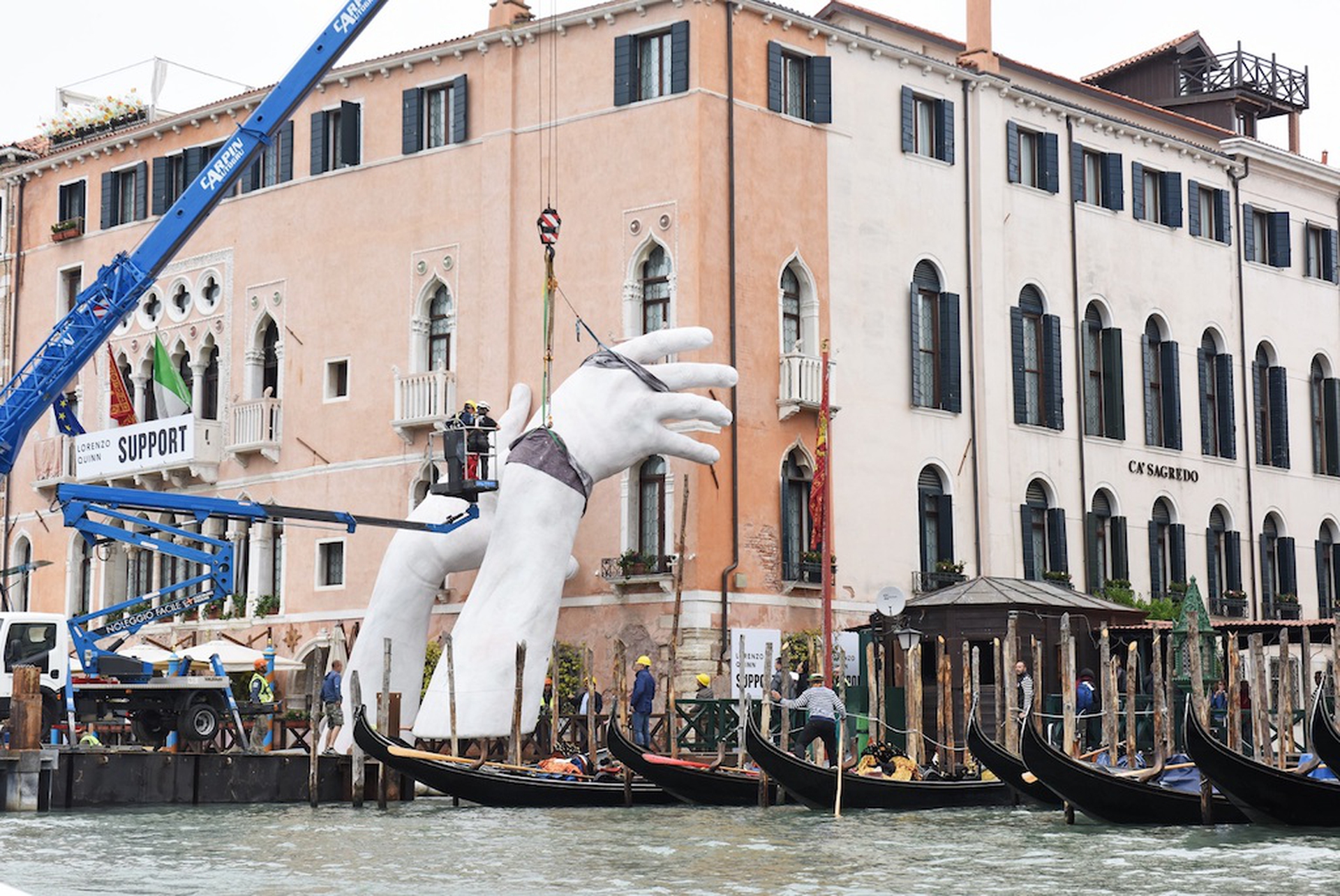 Lorenzo Quinn e l'opera Support a Venezia