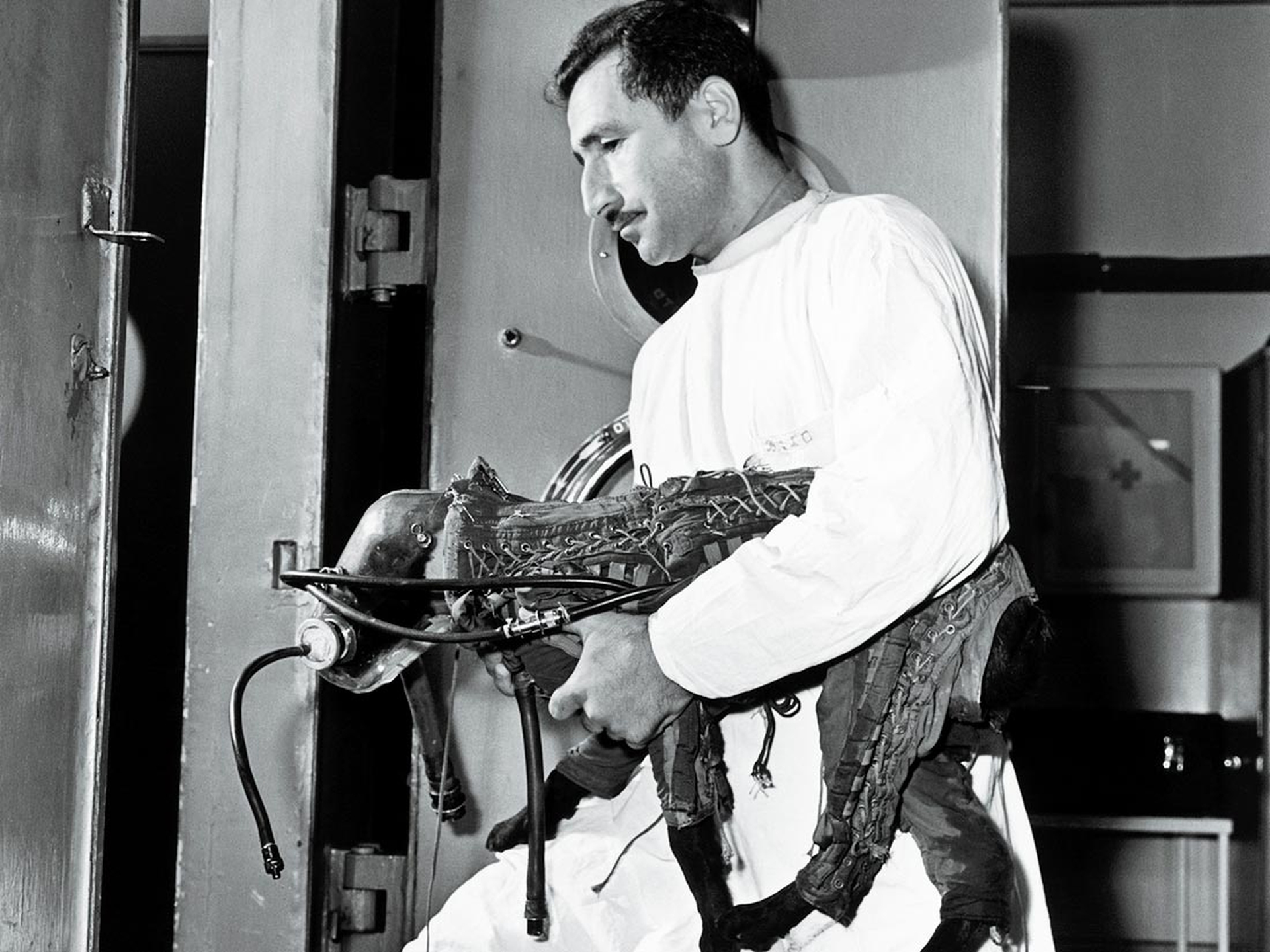 laika-con-tuta-pressurizzata