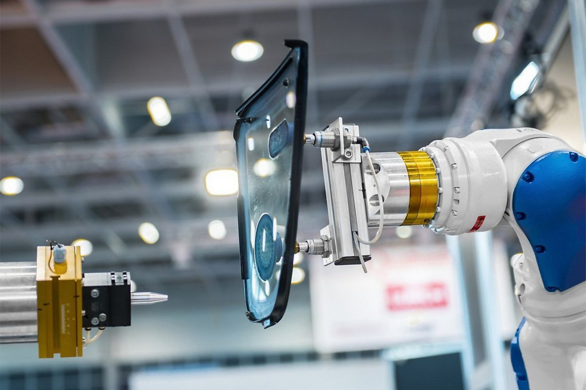 L’industria 4.0 ridurrà i prezzi delle auto elettriche. I robot, però, ci ruberanno il lavoro