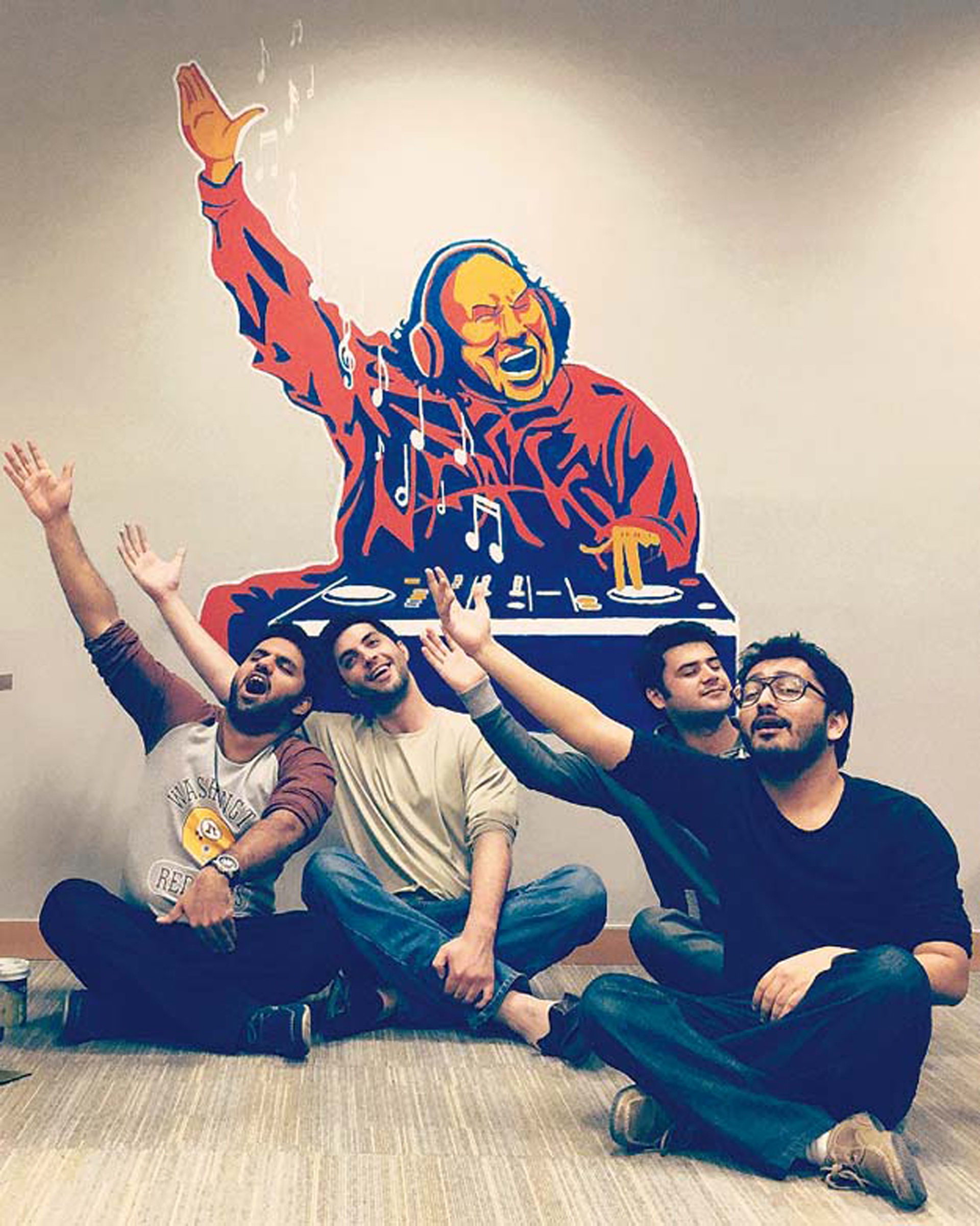 Patari 2_cofondatori Khalid Bajwa (ultimo a sinistra) e Humayun Haroon(ultimo a destra)