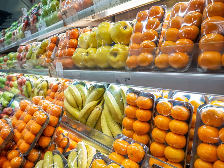 Frutta imballata al supermercato