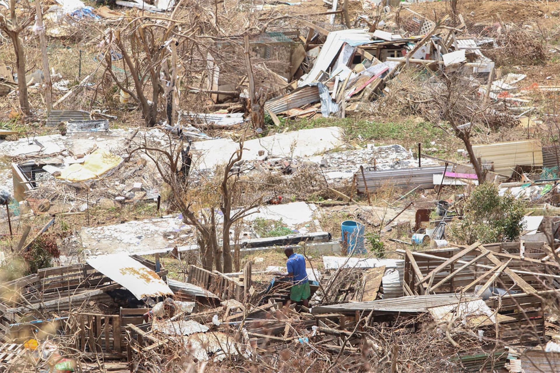 Un uomo osserva la sua casa distrutta a saint martin