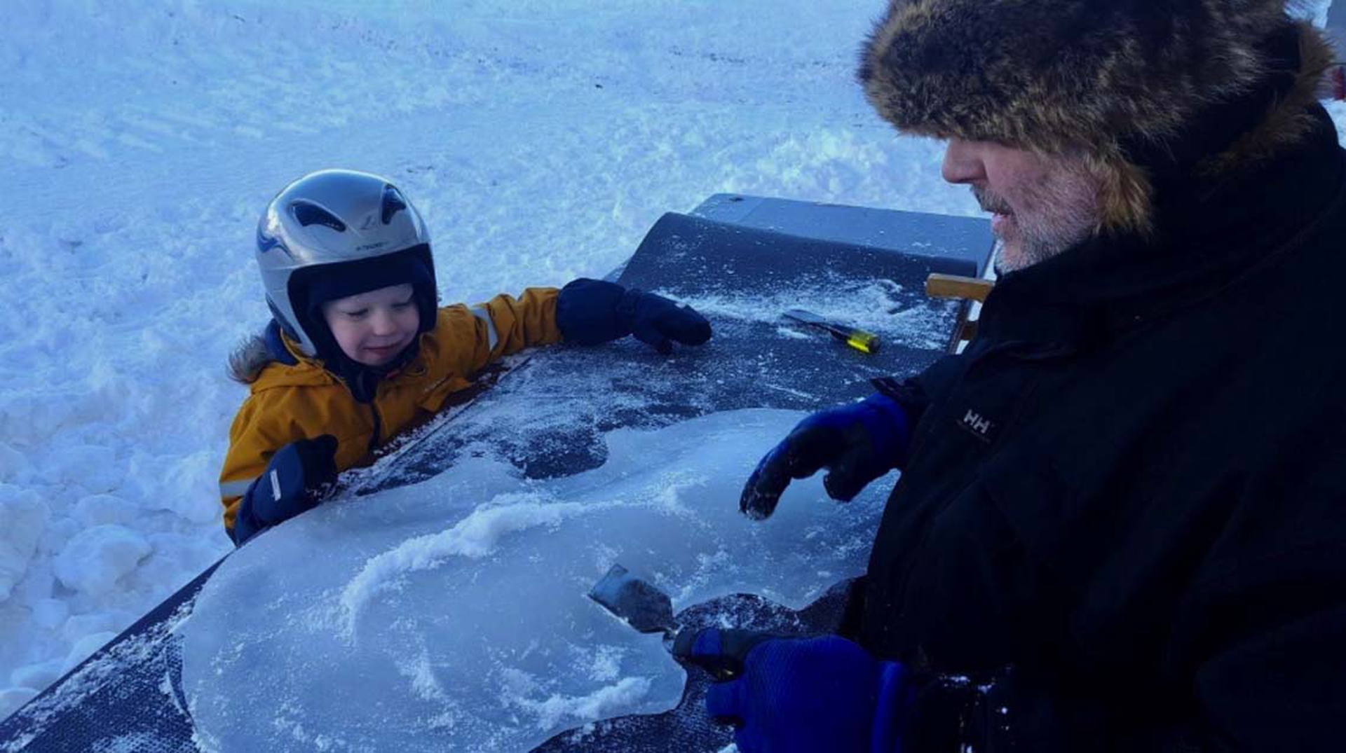 5 Tim-Linhart-alle-prese-con-la-costruzione-del-n-ice-cello.-Il-figlio-Frost-osserva.