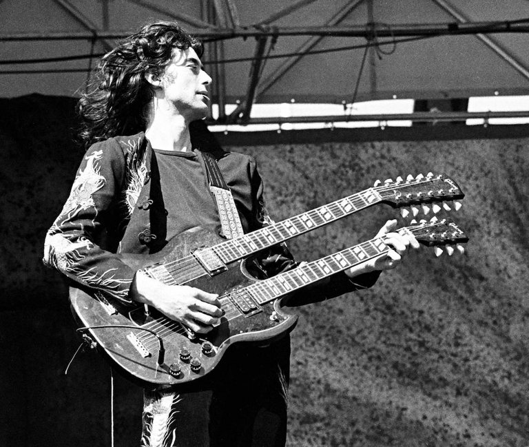 Jimmy Page suona sul palco insieme ai Led Zeppelin la sua Gibson EDS-1275 twin necked.