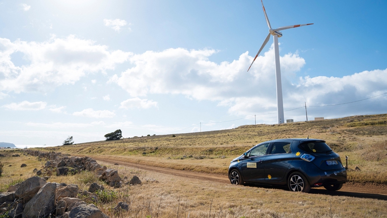 Partner per la mobilità del progetto Smart Fossil Free Island, Renault ha messo a disposizione di residenti ed enti 14 Zoe e 6 Kangoo Z.E. elettriche.©Lccd Tulipes & Cie/Hadrien Picard