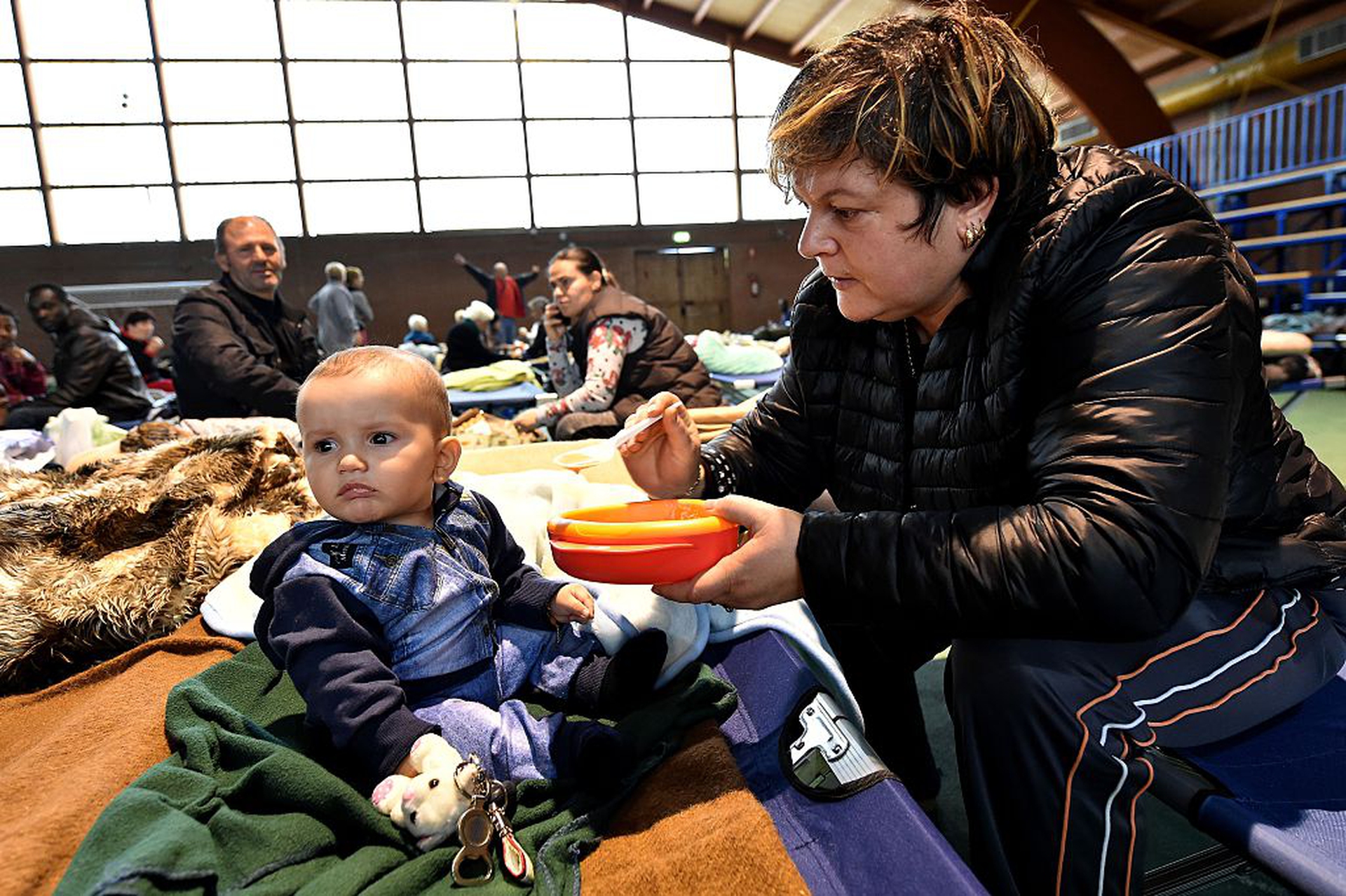 Madre che dà da mangiare al figlioletto dopo il terremoto