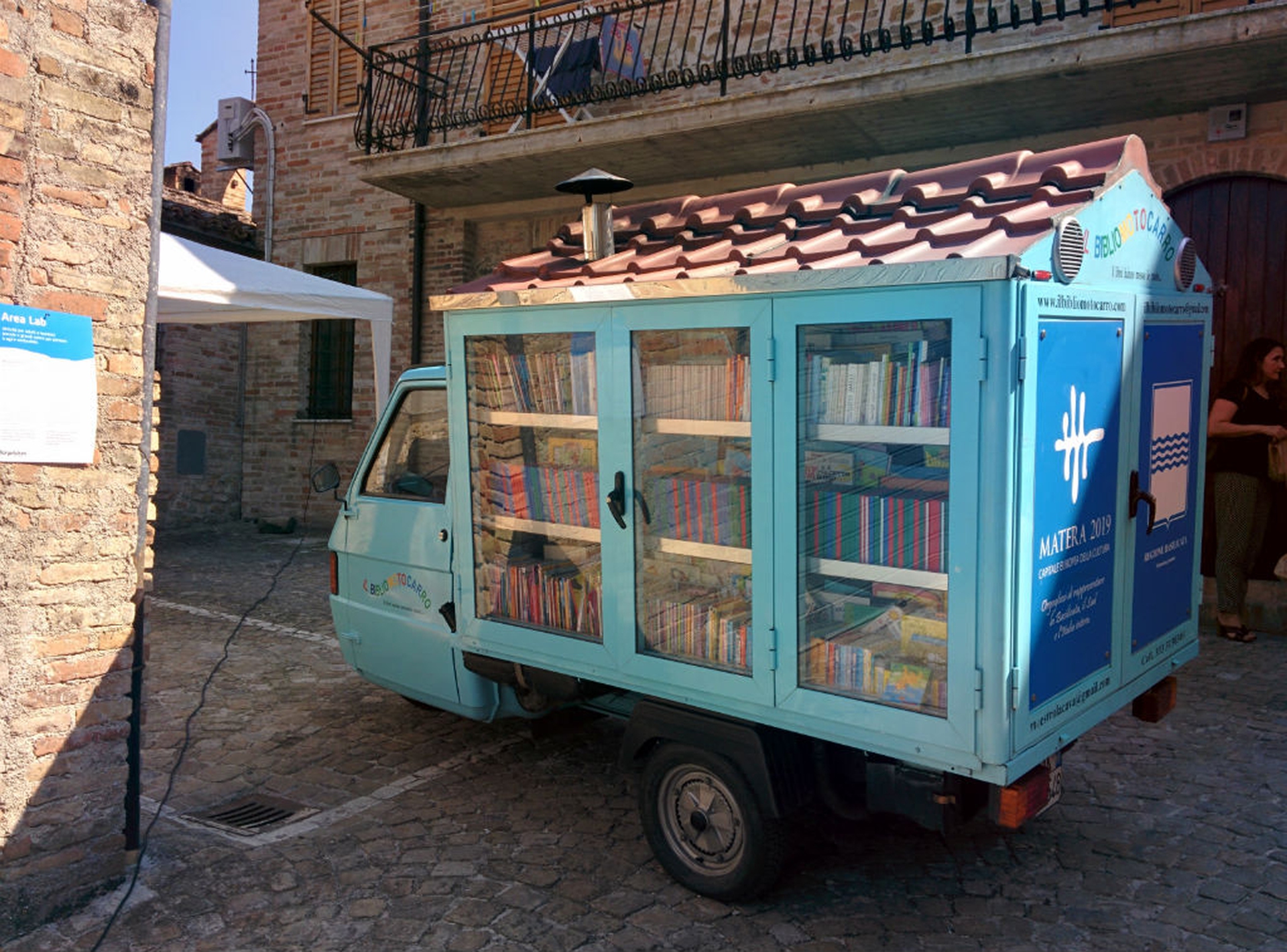 Il maestro che gira in apecar per portare i libri ai bambini - ape