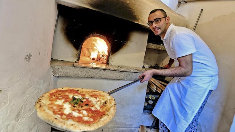Proprio in questo forno a Capodimonte, di recente ristrutturato, pare sia stata cotta la prima pizza Margherita.