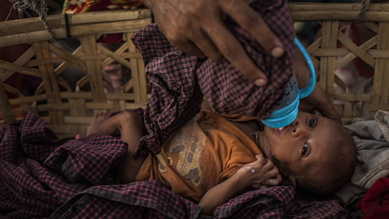 SITTWE, Birmania - 17 Maggio 2016: una donna Rohingya nutre il suo bambino di un mese nel campo per sfollati Baw Du Pha. All'inizio di maggio un incendio doloso ha distrutto 56 case e lasciato 2.224 persone senza un tetto. (Photo by Lauren DeCicca/Getty Images)
