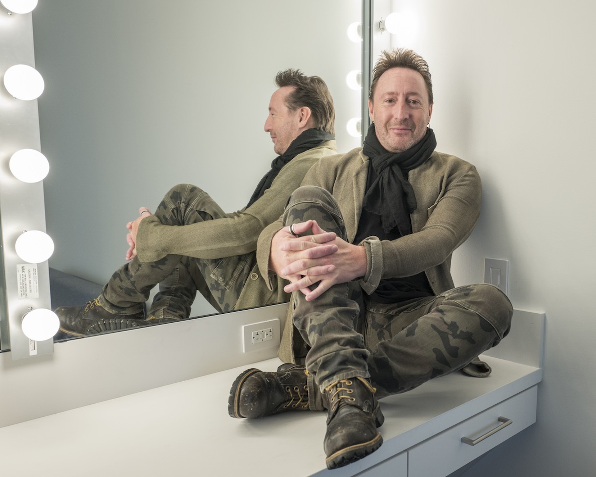 Julian Lennon in posa a New York per la presentazione di Touch the earth