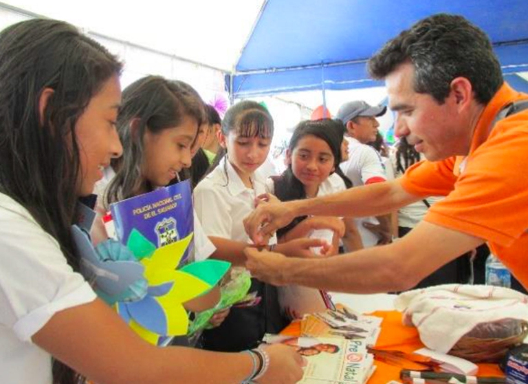 Giornalista Carlos Rodriguez insieme ai giovani