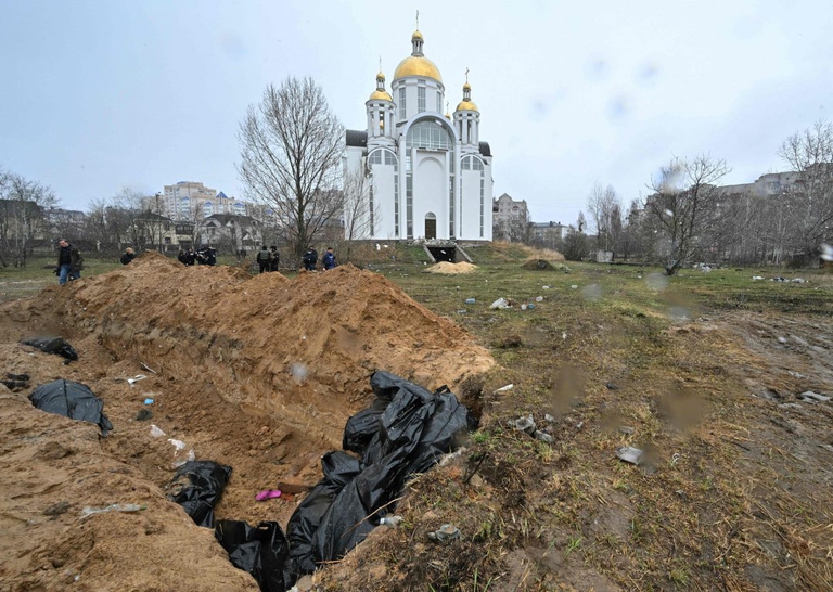 La fossa comune rinvenuta nel centro di Bucha, in Ucraina