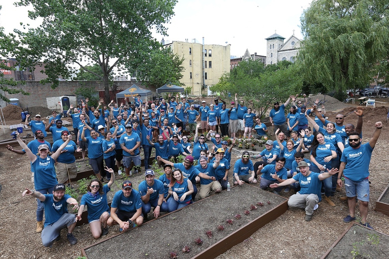 Volontari all'opera per ripristinare un'area verde
