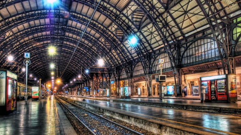 La Stazione Centrale rappresentava la modernità di una città che, aprendosi all’Europa con i Trafori del San Gottardo (1881) e del Sempione (1906), si preparava al ruolo di capitale morale del Paese.