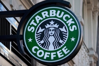 Starbucks si dissocia da Trump e promette di assumere 10mila rifugiati