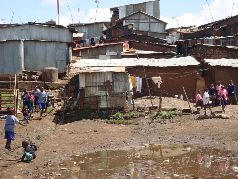 Baracche e sporcizia a Korogocho, a Nairobi: il terzo slum della capitale del Kenya.