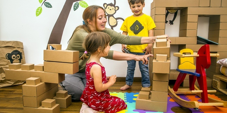 Si chiamano Edo, sono grandi più dei mattoni veri e sono fatti di cartone. Con loro ci si può costruire qualunque cosa: un castello, un dinosauro, una casa per le bambole ma anche una panchina o una piccola libreria. Ci è voluto quasi un anno per trasformare l’idea in realtà ma è bastata una settimana per raggiungere il successo.
