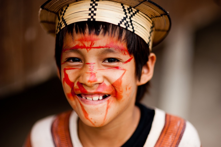 Giovane Asháninka con abiti tradizionali