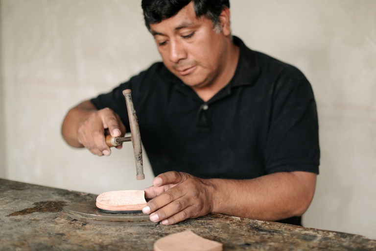 Fra gli indici dell'etichetta per abiti anche il benessere degli operai - © Nisolo