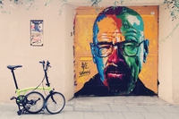 Street Art a Barcellona: murales e bici pieghevole, un binomio perfetto