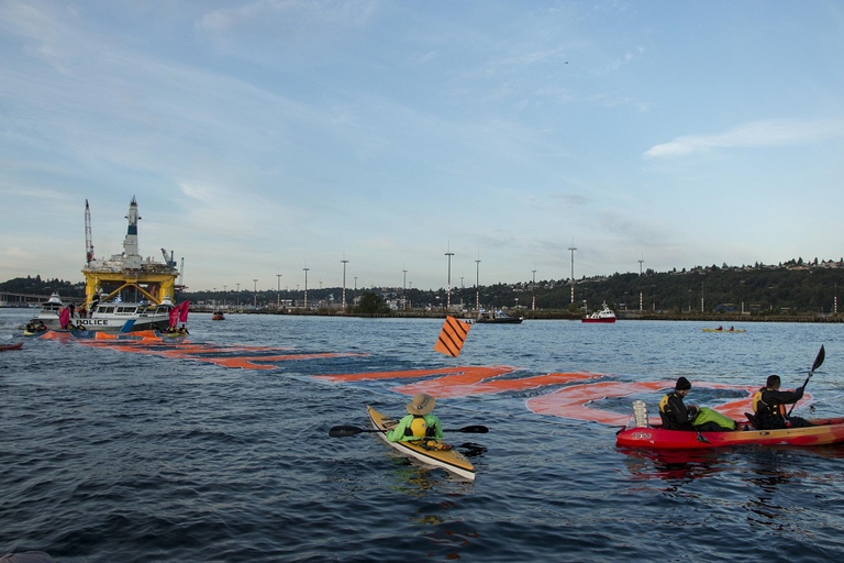 Manifestanti a bordo di kayak manifestano in favore dell'Artico