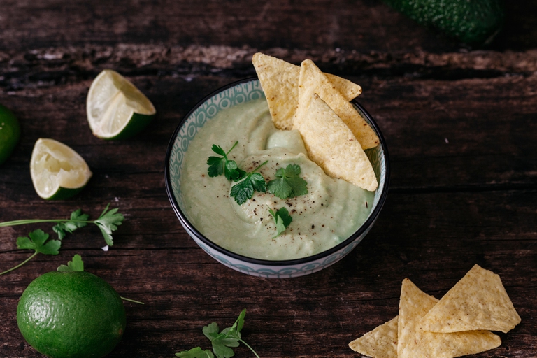 crema fredda di avocado con tortillas