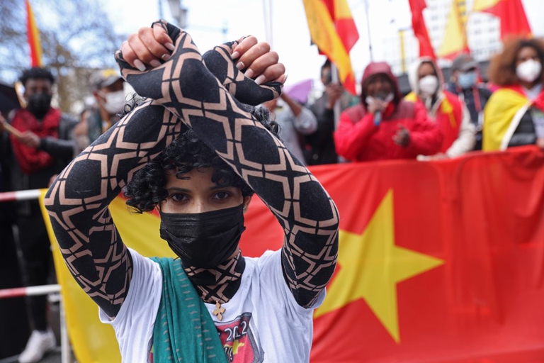 Una manifestazione contro la guerra in Tigray