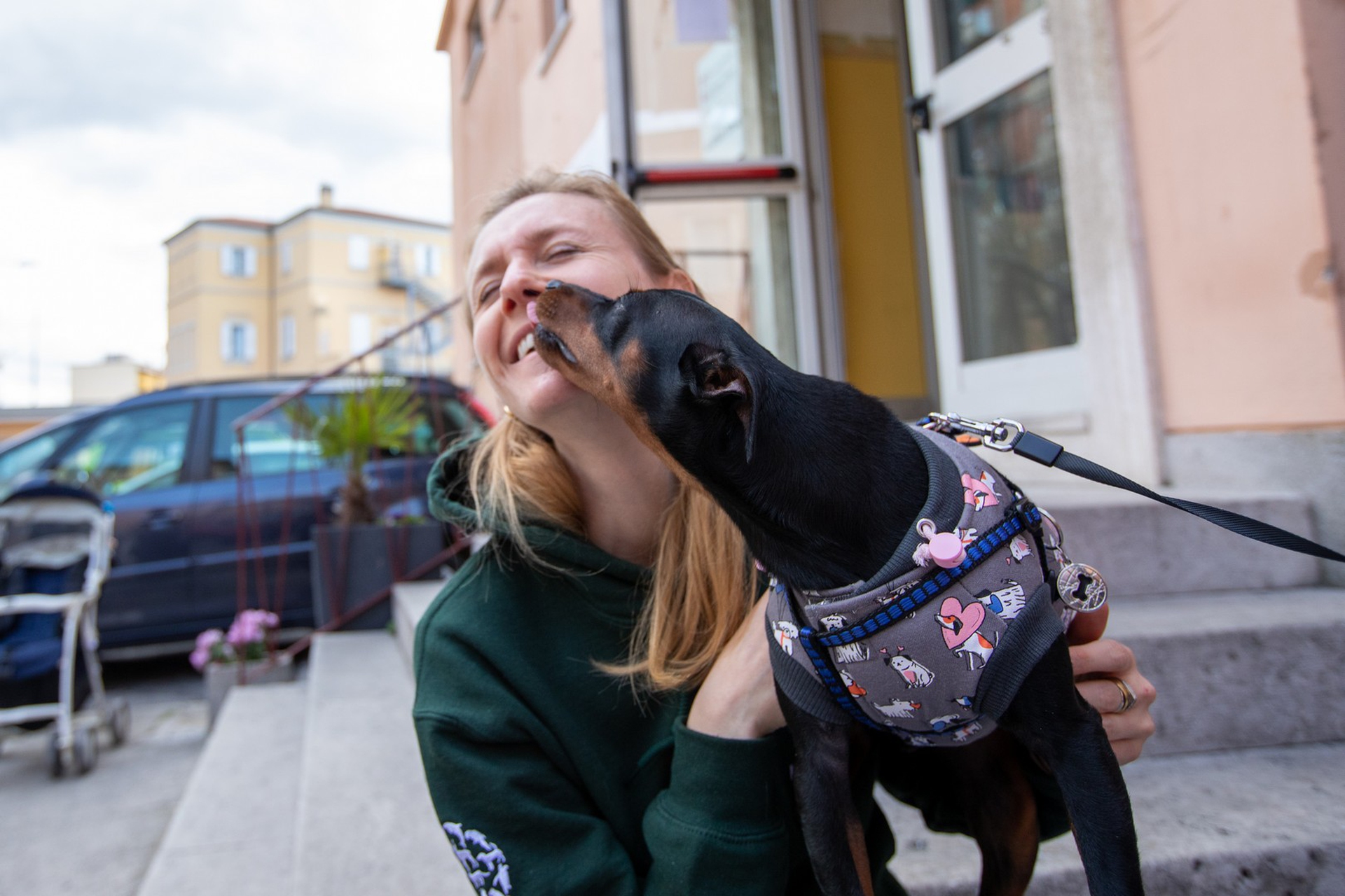 Il cane Loris insieme a Martina Pluda