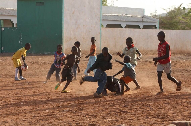 Bambini che giocano a calcio
