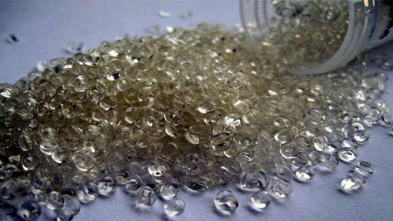 Il PLA, o Acido Polilattico, è stata la seconda bioplastica commercializzata e venduta su larga scala. Deriva dalla macinazione del mais ed è da considerarsi biodegradabile, anche se necessita di precise condizioni per innescare il processo di decomposizione.