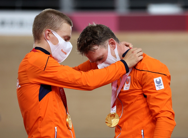 Due atleti del team olandese durante la cerimonia di premiazione