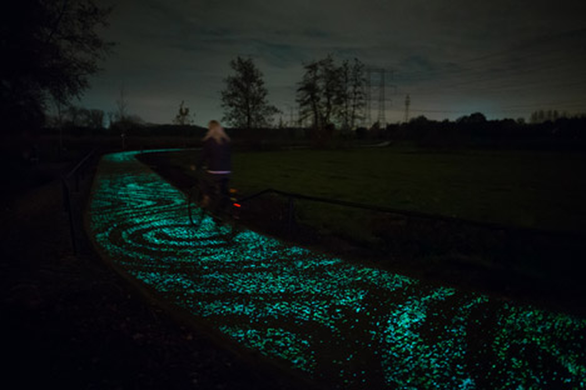 Le piste ciclabili bioluminescenti ispirate alla notte stellata di Van Gogh