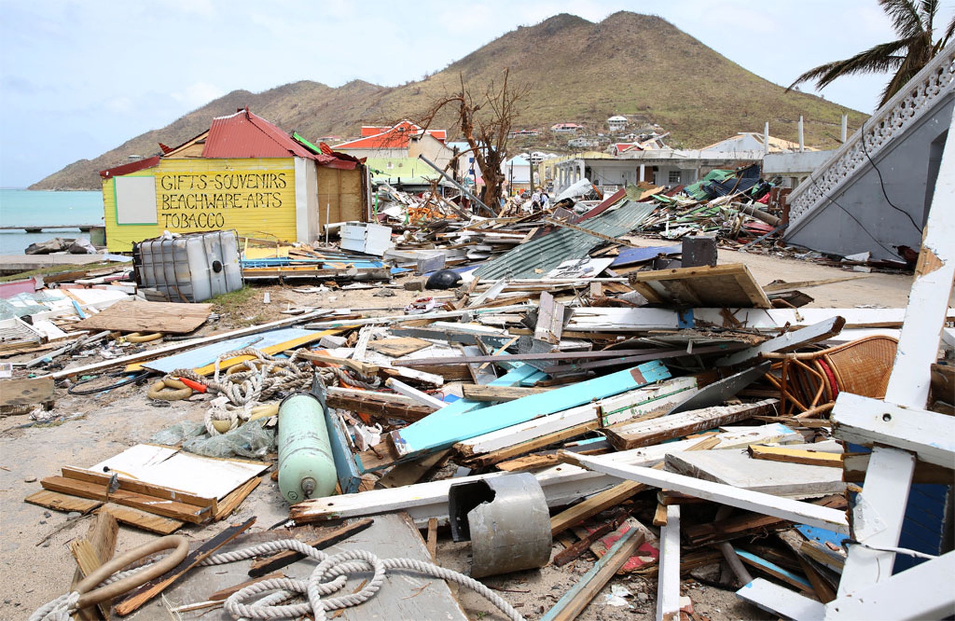 a grand case restano solo detriti