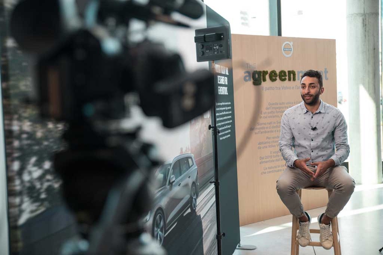 Volvo Car Italia ha affidato agli studenti del POLI.design una V60 con il compito di realizzare un’opera che sintetizzasse l’impegno di Volvo a favore della sostenibilità e l’integrazione fra tecnologia e ambiente.