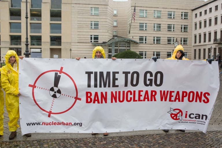 Alcuni manifestanti protestano contro le armi nucleari
