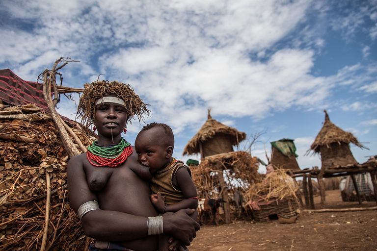 Abitanti di un villaggio Daasanach che sorge lungo le rive del fiume Omo