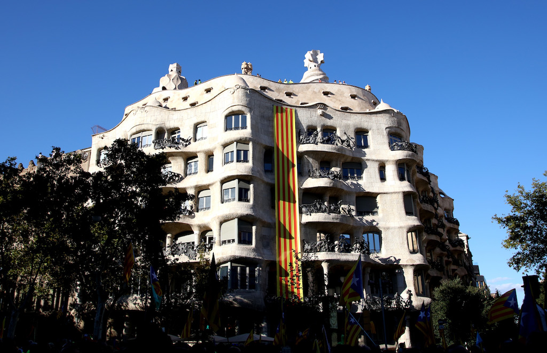 Bandiera catalana affissa su un palazzo di Gaudì a favore dell'indipendenza catalana