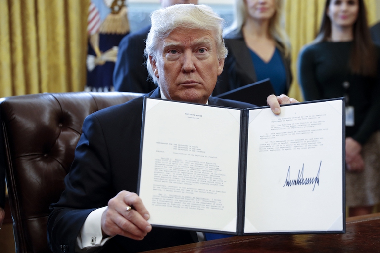 Donald Trump mostra il decreto per il rilancio degli oleodotti Keystone XL e Dakota Acces ©Shawn Thew-Pool/Getty Images