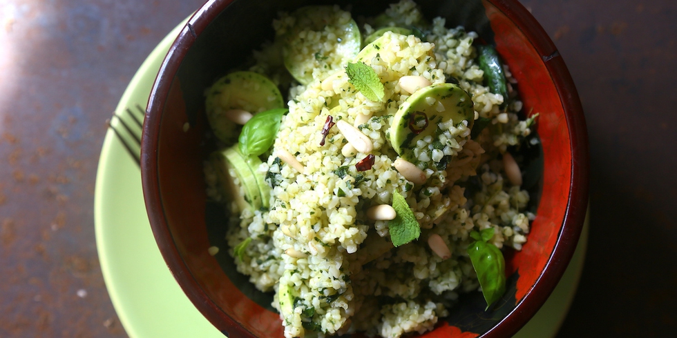 La ricetta del bulgur con zucchine trombetta, pinoli e salsa aromatica