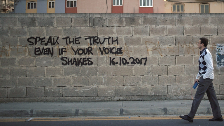 tributo su muro a giornalista minacciata e uccisa nel 2017